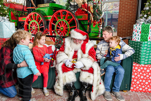 RKPhoto-2025-TheCharlestonSanta-Nov30-0997