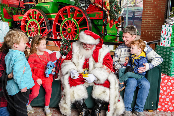 RKPhoto-2025-TheCharlestonSanta-Nov30-0998
