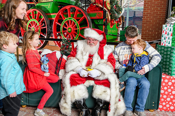 RKPhoto-2025-TheCharlestonSanta-Nov30-0999