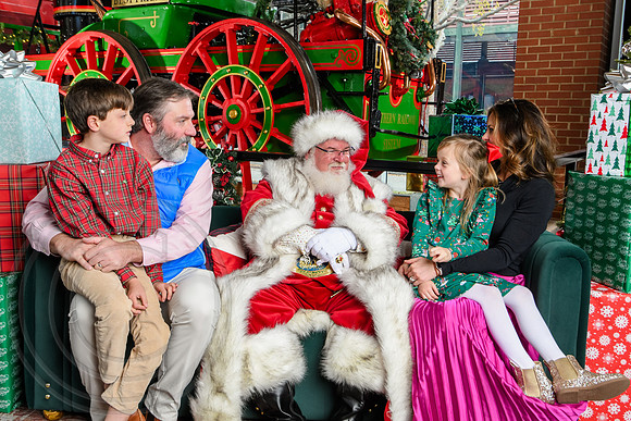 RKPhoto-2025-TheCharlestonSanta-Nov30-1003