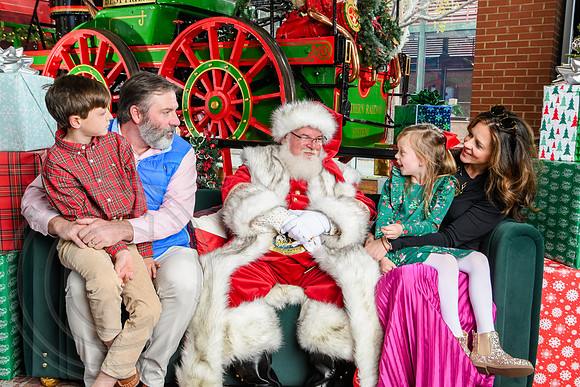 RKPhoto-2025-TheCharlestonSanta-Nov30-1004