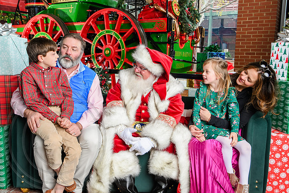 RKPhoto-2025-TheCharlestonSanta-Nov30-1005