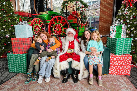 RKPhoto-2025-TheCharlestonSanta-Nov30-1006