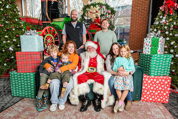 RKPhoto-2025-TheCharlestonSanta-Nov30-1007