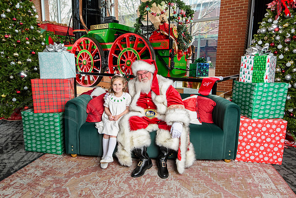RKPhoto-2025-TheCharlestonSanta-Nov30-1010