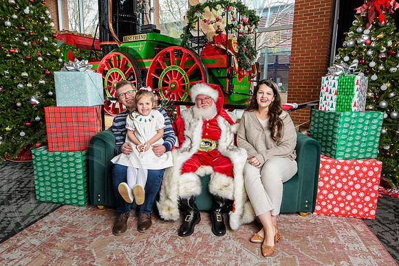 RKPhoto-2025-TheCharlestonSanta-Nov30-1011