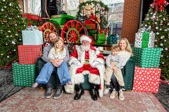 RKPhoto-2025-TheCharlestonSanta-Nov30-1012