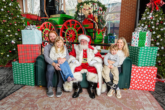 RKPhoto-2025-TheCharlestonSanta-Nov30-1013
