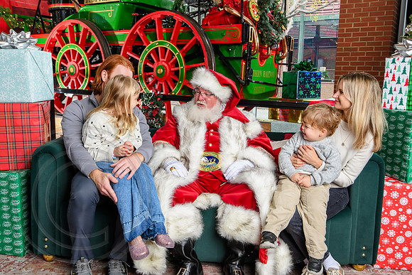 RKPhoto-2025-TheCharlestonSanta-Nov30-1014