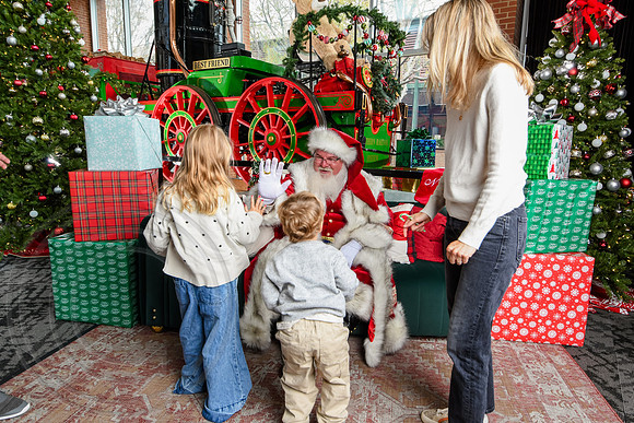 RKPhoto-2025-TheCharlestonSanta-Nov30-1015