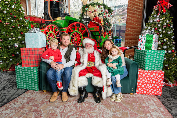 RKPhoto-2025-TheCharlestonSanta-Nov30-1016