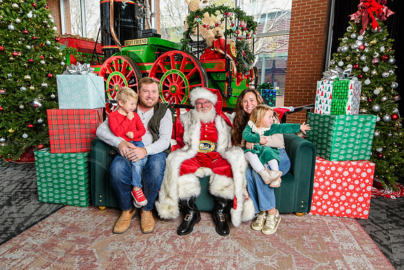 RKPhoto-2025-TheCharlestonSanta-Nov30-1017