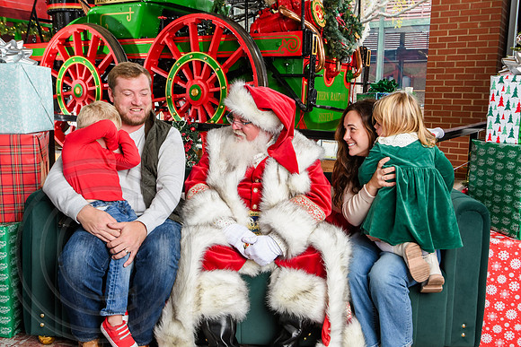 RKPhoto-2025-TheCharlestonSanta-Nov30-1018