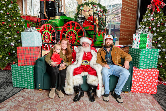 RKPhoto-2025-TheCharlestonSanta-Nov30-1019