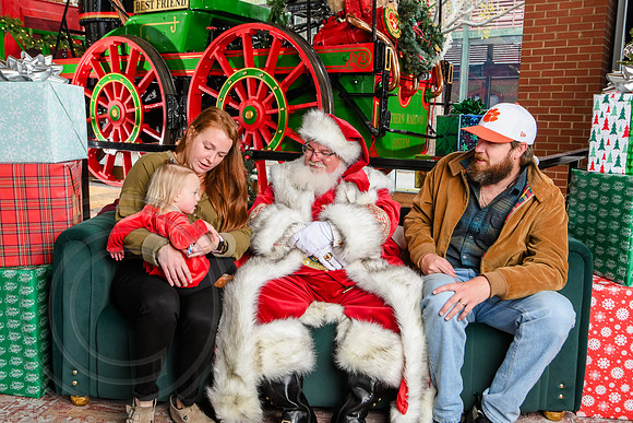 RKPhoto-2025-TheCharlestonSanta-Nov30-1021