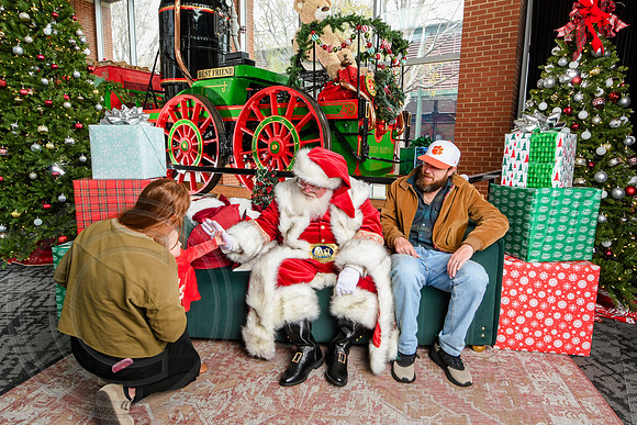 RKPhoto-2025-TheCharlestonSanta-Nov30-1022