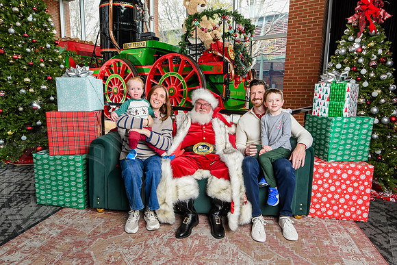 RKPhoto-2025-TheCharlestonSanta-Nov30-1023