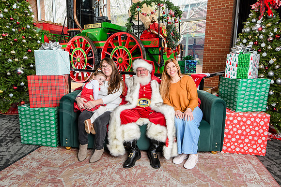 RKPhoto-2025-TheCharlestonSanta-Nov30-1031
