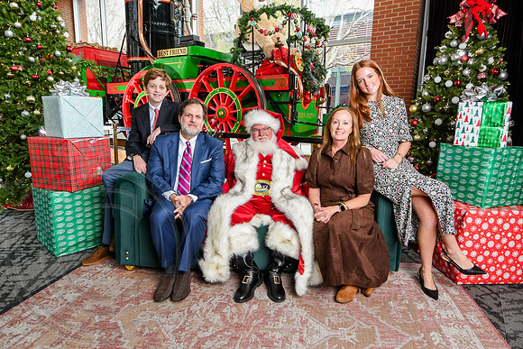 RKPhoto-2025-TheCharlestonSanta-Nov30-1035