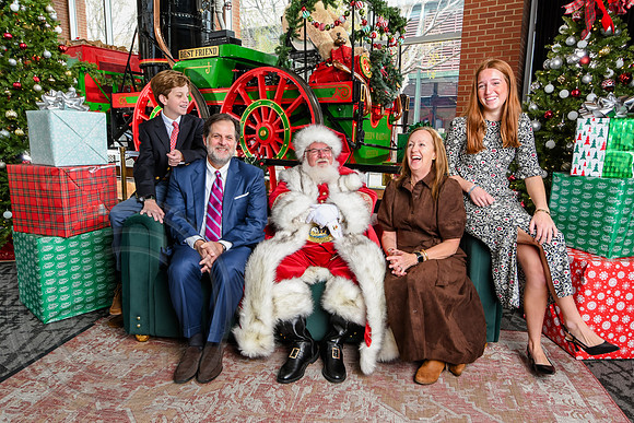 RKPhoto-2025-TheCharlestonSanta-Nov30-1037