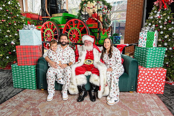RKPhoto-2025-TheCharlestonSanta-Nov30-1038