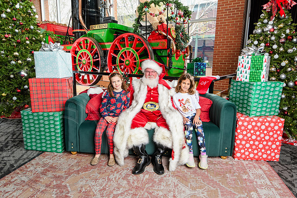 RKPhoto-2025-TheCharlestonSanta-Nov30-1041