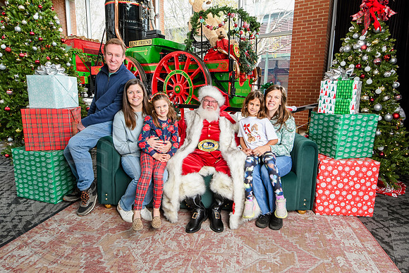 RKPhoto-2025-TheCharlestonSanta-Nov30-1042