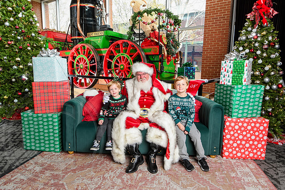 RKPhoto-2025-TheCharlestonSanta-Nov30-1043