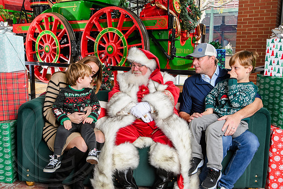 RKPhoto-2025-TheCharlestonSanta-Nov30-1045