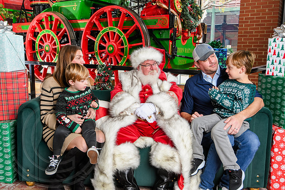 RKPhoto-2025-TheCharlestonSanta-Nov30-1046