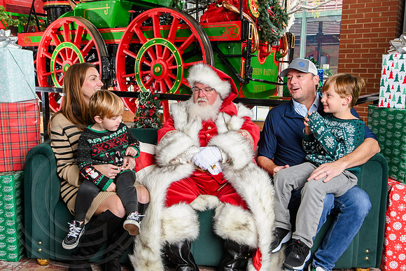 RKPhoto-2025-TheCharlestonSanta-Nov30-1047