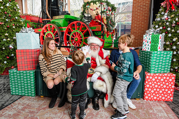 RKPhoto-2025-TheCharlestonSanta-Nov30-1048