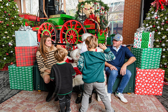 RKPhoto-2025-TheCharlestonSanta-Nov30-1049