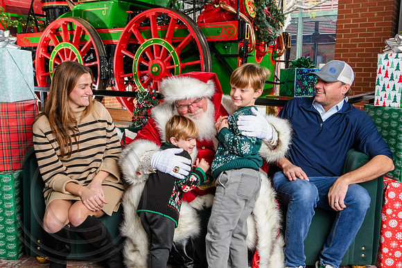 RKPhoto-2025-TheCharlestonSanta-Nov30-1050