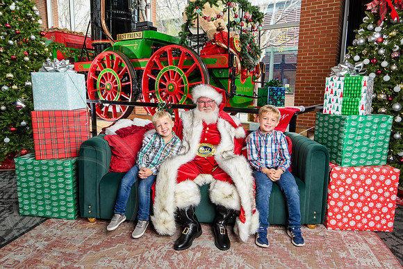 RKPhoto-2025-TheCharlestonSanta-Nov30-1051