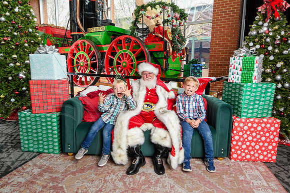 RKPhoto-2025-TheCharlestonSanta-Nov30-1052