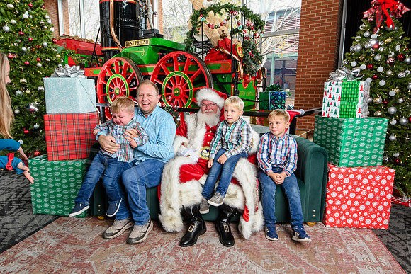 RKPhoto-2025-TheCharlestonSanta-Nov30-1053