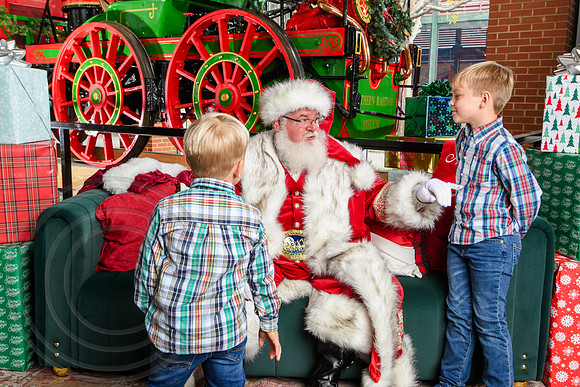 RKPhoto-2025-TheCharlestonSanta-Nov30-1054