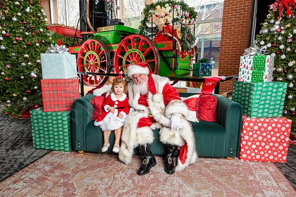 RKPhoto-2025-TheCharlestonSanta-Nov30-1055