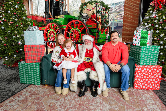 RKPhoto-2025-TheCharlestonSanta-Nov30-1056