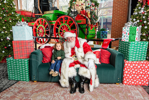 RKPhoto-2025-TheCharlestonSanta-Nov30-1058
