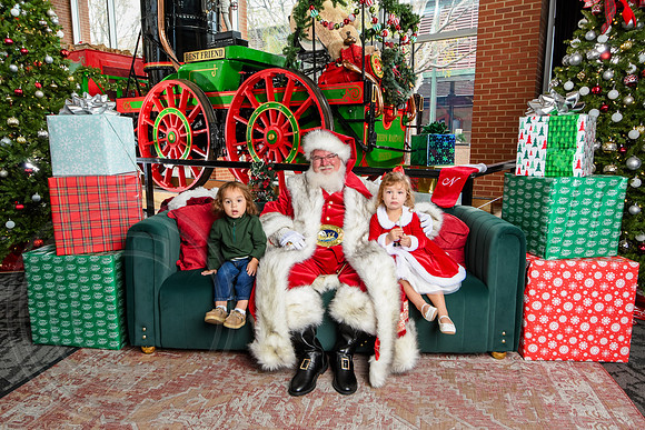 RKPhoto-2025-TheCharlestonSanta-Nov30-1060