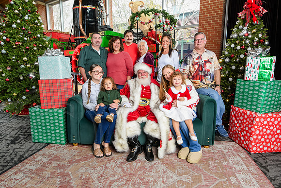 RKPhoto-2025-TheCharlestonSanta-Nov30-1061