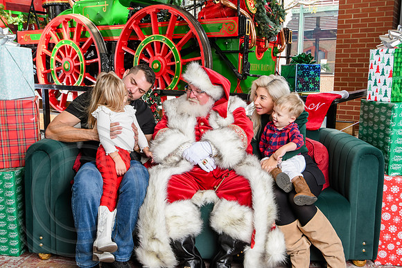 RKPhoto-2025-TheCharlestonSanta-Nov30-1063