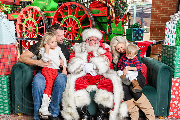 RKPhoto-2025-TheCharlestonSanta-Nov30-1064