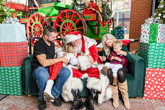 RKPhoto-2025-TheCharlestonSanta-Nov30-1065