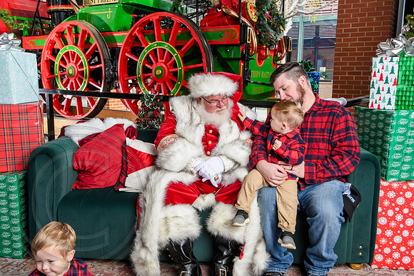 RKPhoto-2025-TheCharlestonSanta-Nov30-1067
