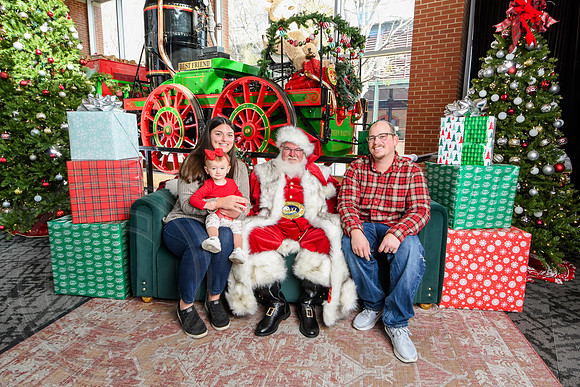 RKPhoto-2025-TheCharlestonSanta-Nov30-1069