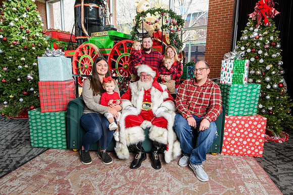 RKPhoto-2025-TheCharlestonSanta-Nov30-1072