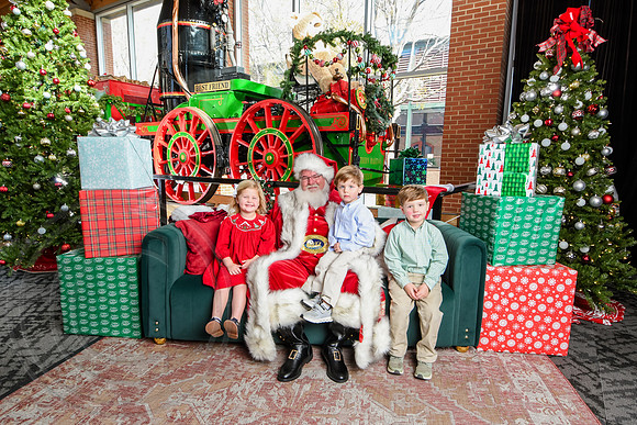 RKPhoto-2025-TheCharlestonSanta-Nov30-1073